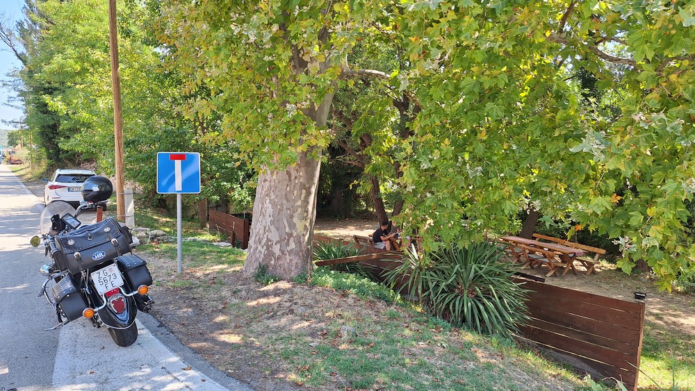 Dragica u hladovini ispred gostione Veliki Bokun.