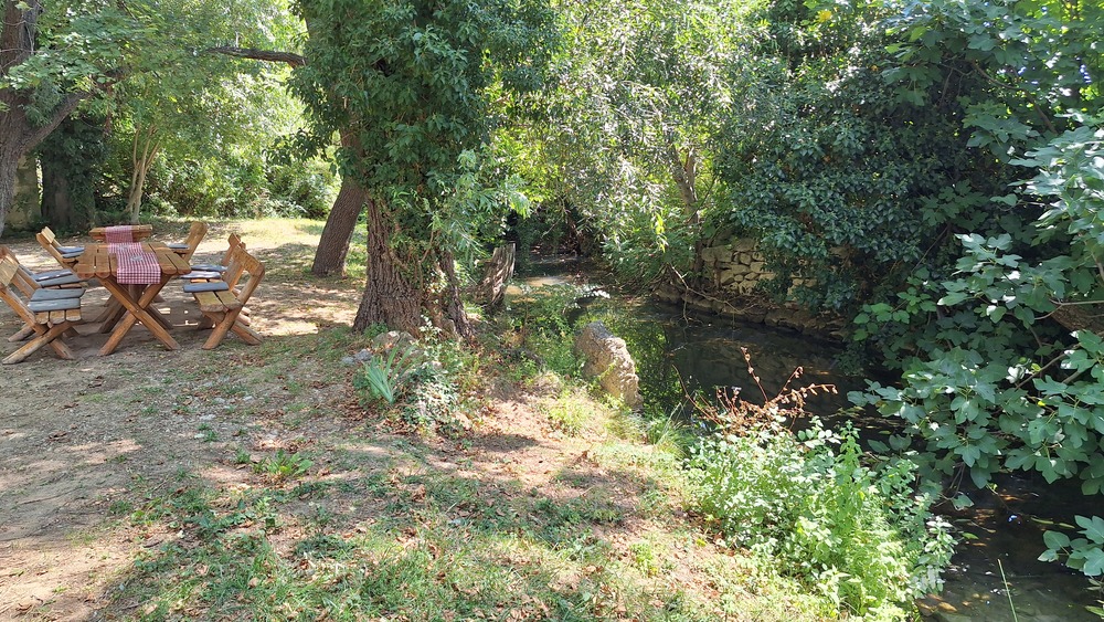 Potok i oaza hladovine uz gostionu Veliki Bokun.