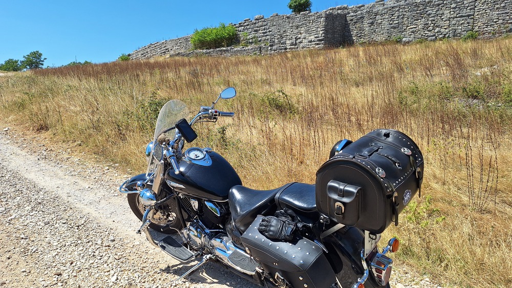 Dragica podno ostataka obrambenog zida Varvarije.