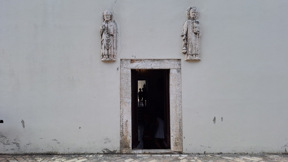 Bočni ulaz u crkvu Svetog Anselma